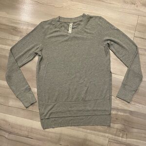 ALO Yoga Heather Gray Long Sleeve Top